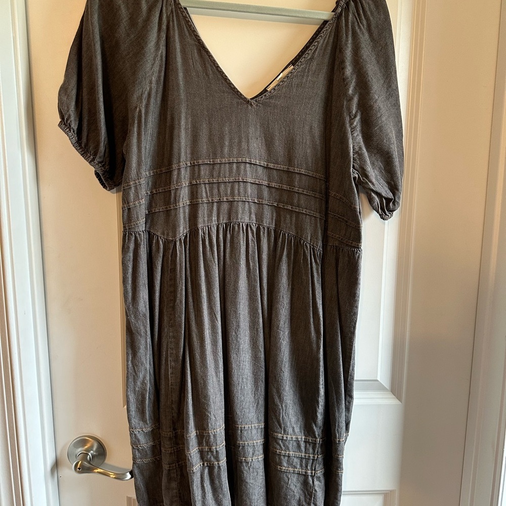 Super cute light black/dark grey dress.